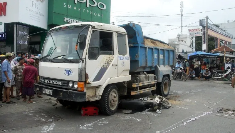 Chiếc xe tải cuốn xe máy có hai người ngồi trên vào gầm khiến một người phụ nữ tử vong. 